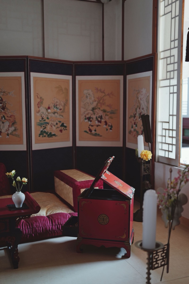 Room with lattice windows and a folding screen