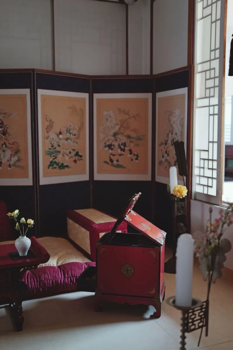 Room with lattice windows and a folding screen