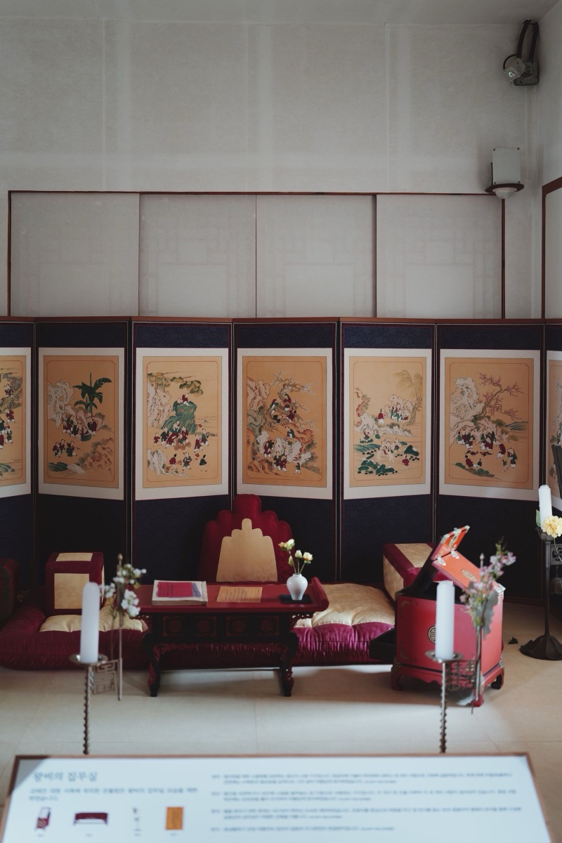 Detached room with screens across the courtyard