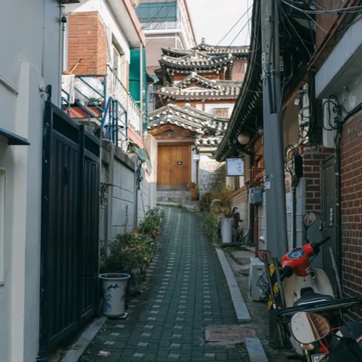 Quiet backstreet in Seochon
